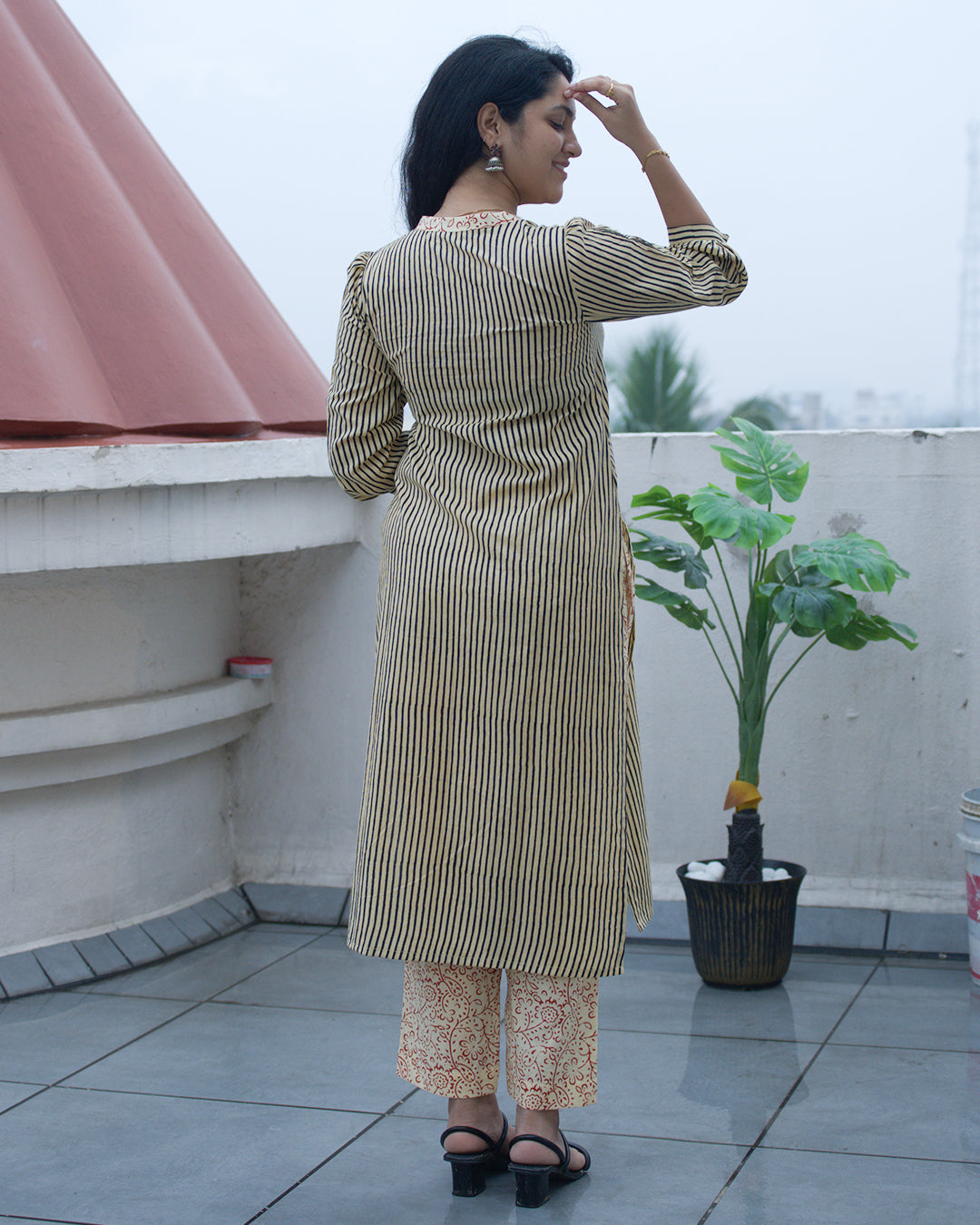 Simple V-neckline beige suit set | Aika the label