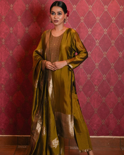 Festive charm with this vibrant golden ethnic set