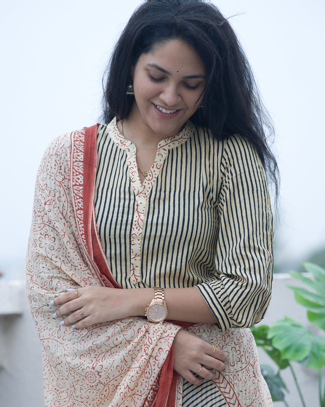 Simple V-neckline beige suit set | Aika the label