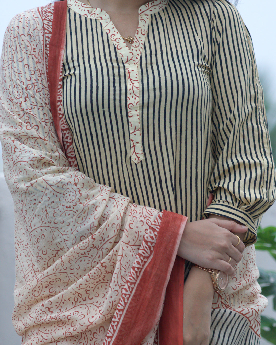 Simple V-neckline beige suit set | Aika the label