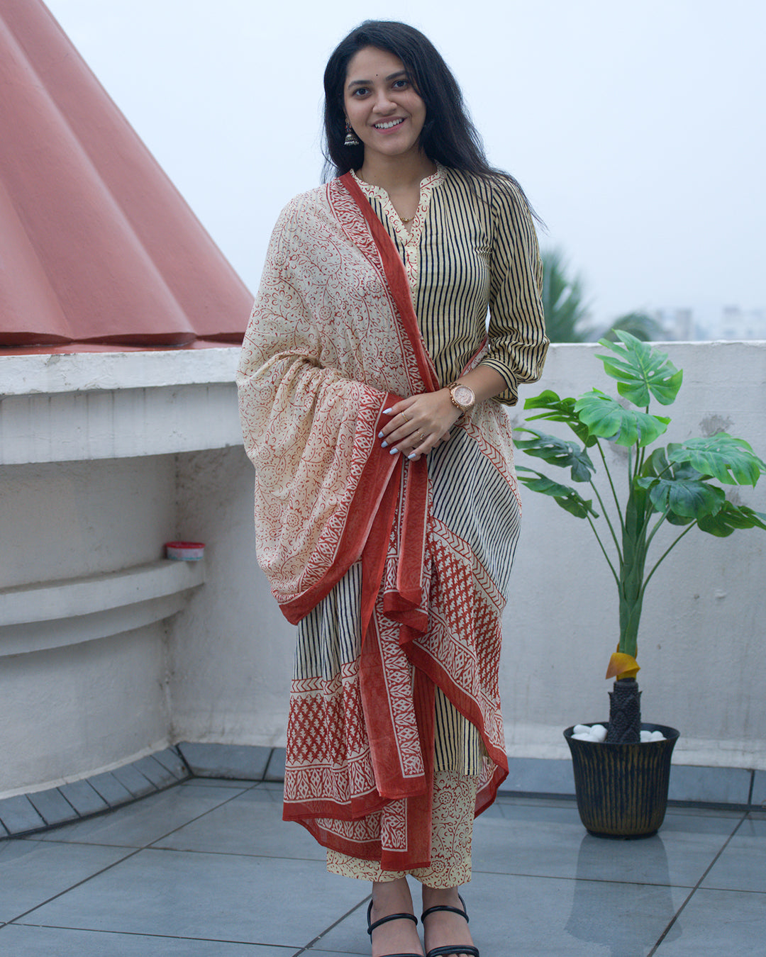 Simple V-neckline beige suit set | Aika the label