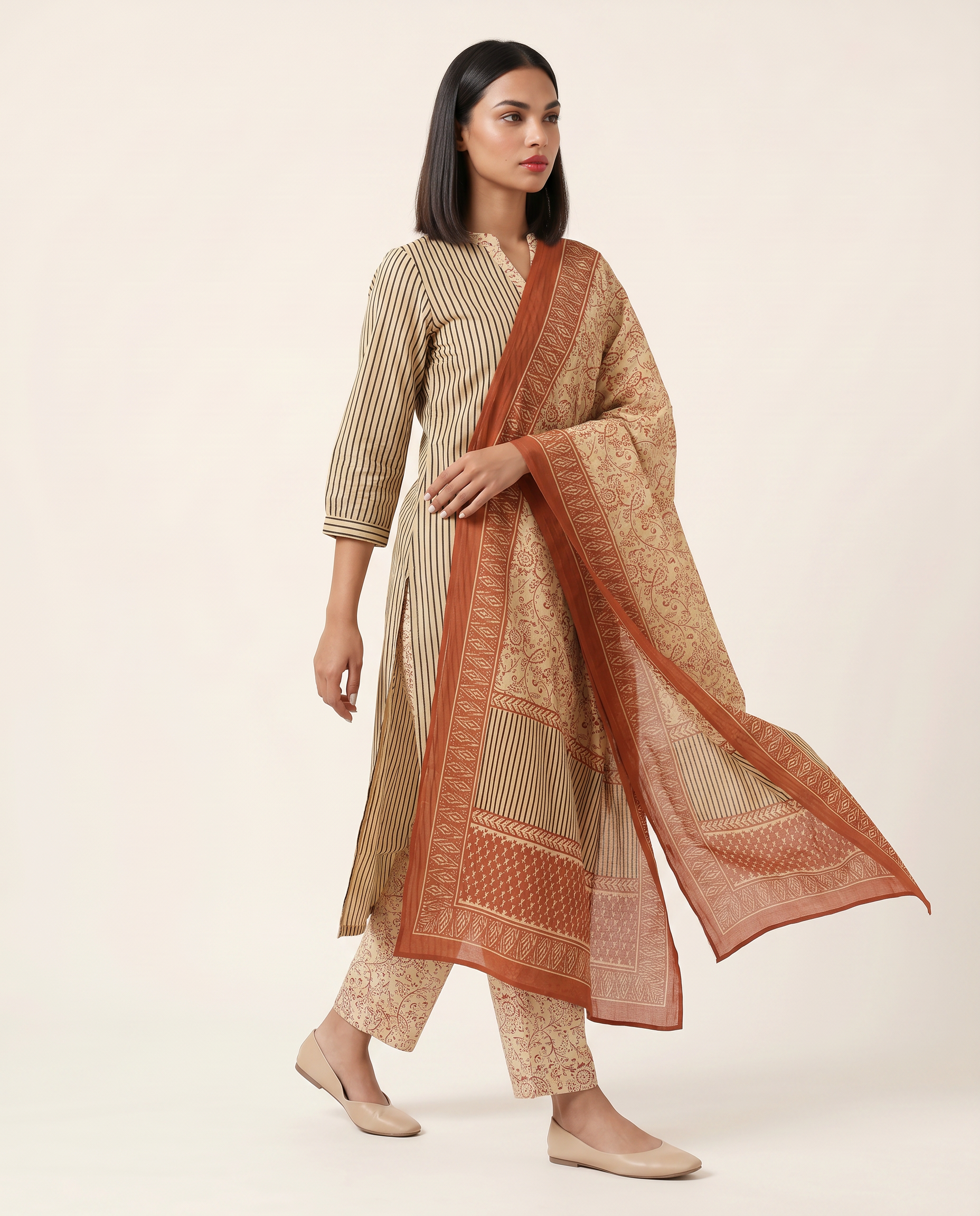 Simple V-neckline beige suit set | Aika the label